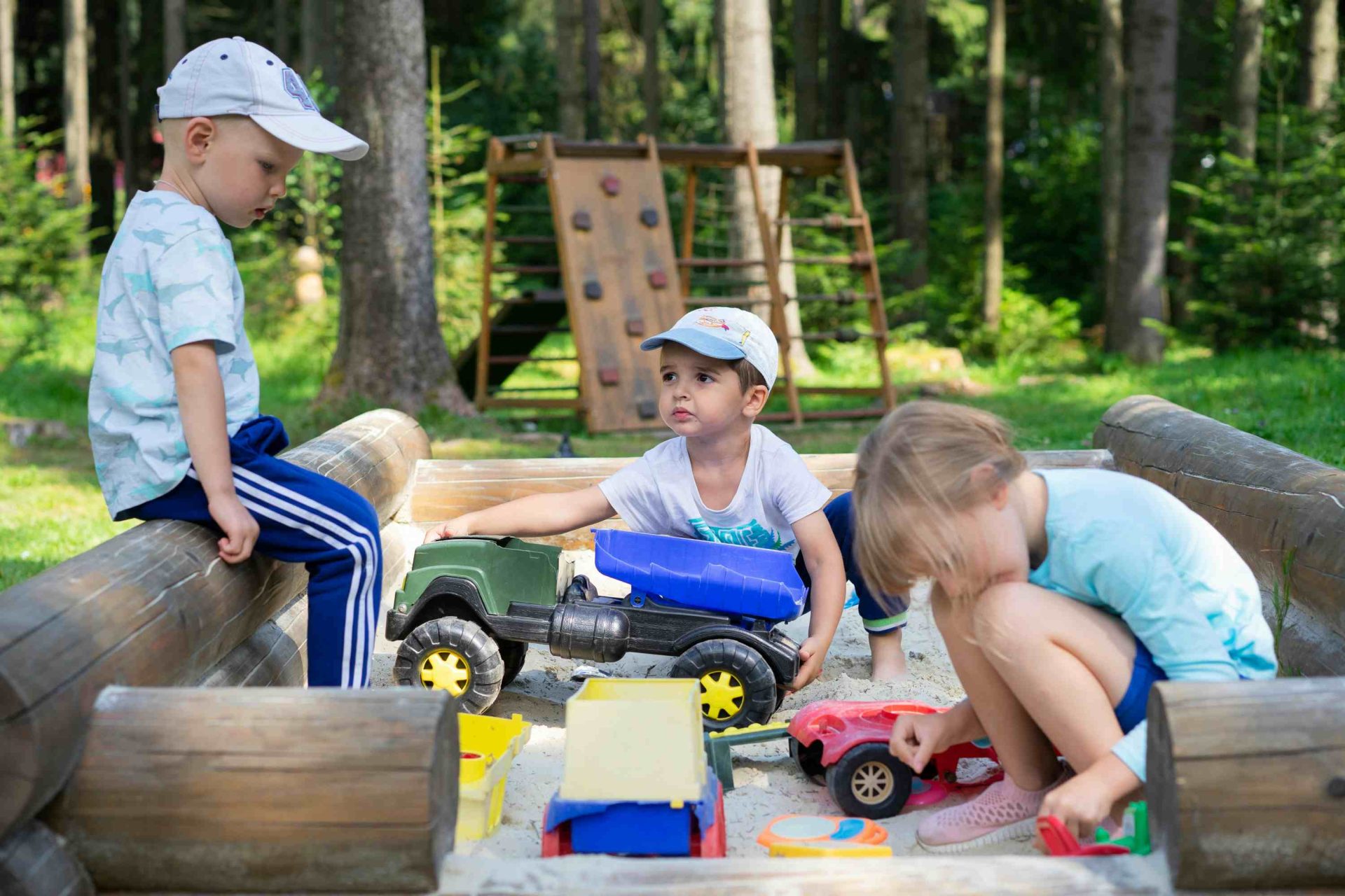 Enfants lisant dans un toboggan